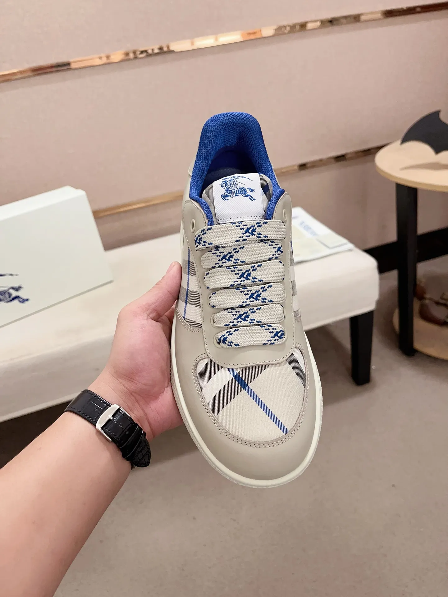 Men's shoes💰: 620💰Top version🥳◾️▫️The new Burberry men's classic low-top sneakers are reinterpreted with Vintage retro plaid cotton material and calfskin, decorated with a new brand logo. First-layer cowhide lining, embossed Burberry logo on the heel, and original TPU outsole! Code number: 38-45. Women's sizes and 46 can be customized.